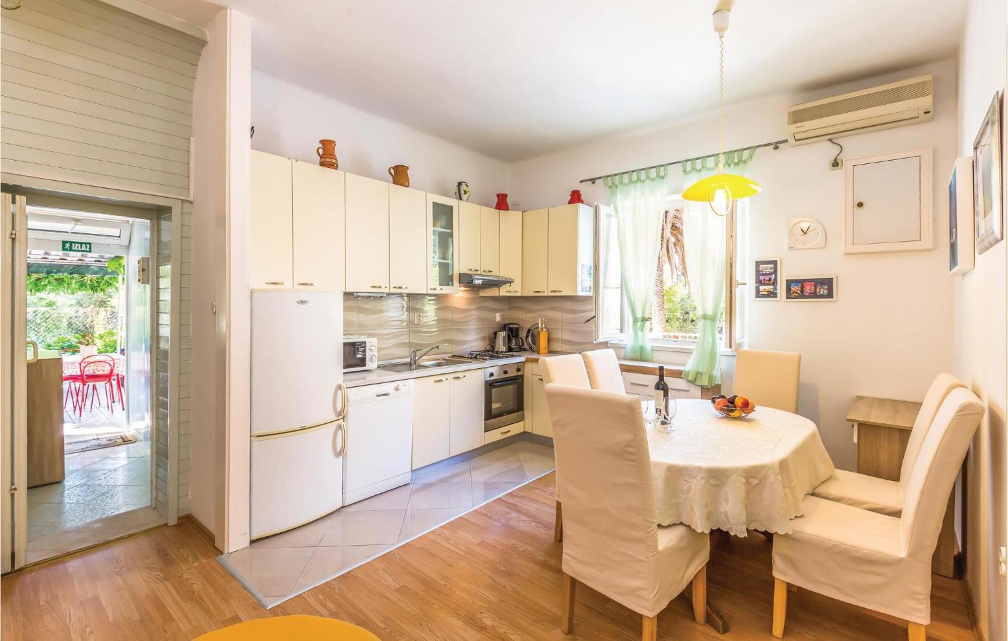 Awesome Apartment In Makarska With Kitchen Экстерьер фото
